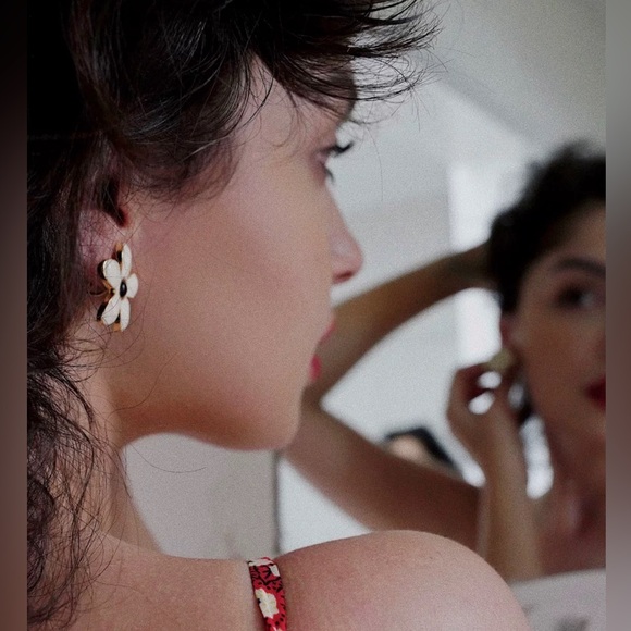 18K Gold Plated Daisy Flower Vintage Earrings - Picture 4 of 7